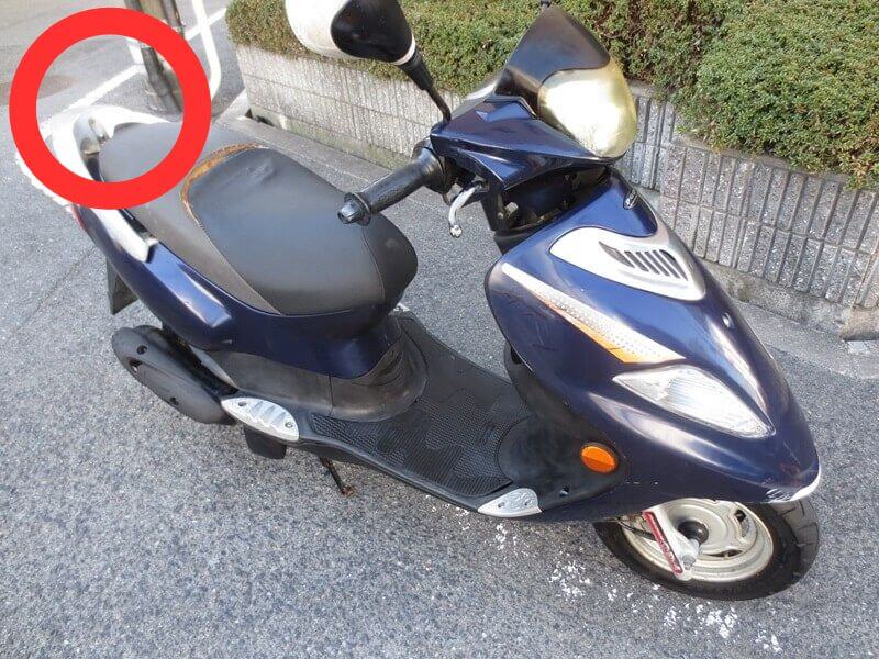 シートが破れているPGOのアイチャージ125