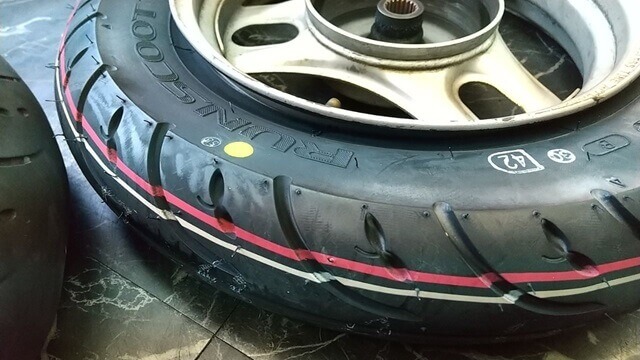 交換中の原付タイヤ