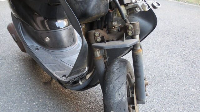 フロント回りが破損している原付バイク