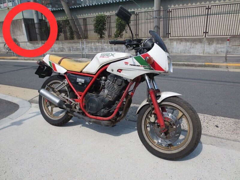 長期間放置されてホコリがかぶっているヤマハSRX250