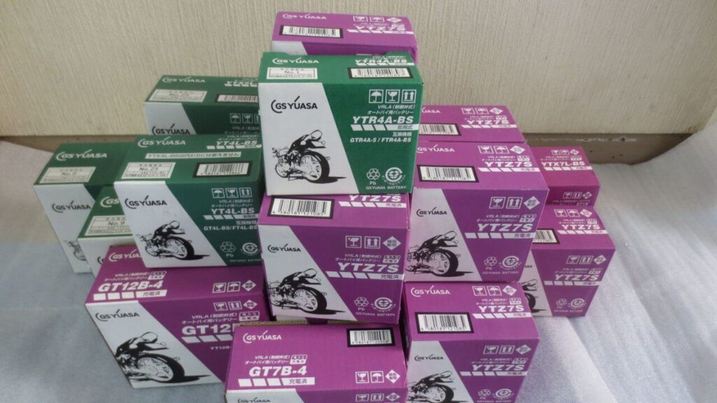 陳列されたオートバイバッテリー