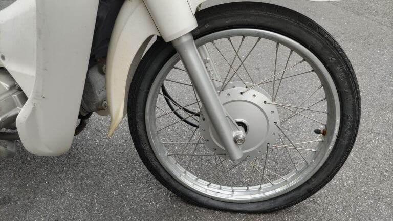 前輪タイヤがパンクしているスーパーカブ110